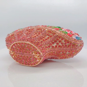 Détail de la pochette de soirée en forme de poisson avec strass roses et fleurs en émail