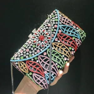Elegante borsa da sera con strass colorati a foglia e sottile tracolla a catena argento