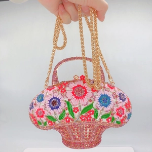 Détails macro des motifs de fleurs en émail et cristaux roses du sac panier