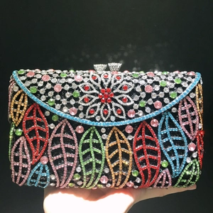 Elegante pochette da sera con strass colorati e motivi floreali e di foglie