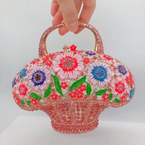 Détail de la pochette panier en strass roses avec fleurs en émail et poignée sertie