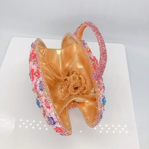 Détail de la pochette panier de soirée en émail floral avec cristaux et doublure dorée