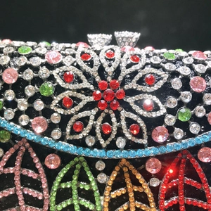 Elegante borsa da sera con motivo a foglie, strass multicolore e design floreale di lusso