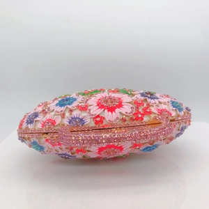 Gros plan détaillé d'une pochette panier à fleurs avec cristaux et émail coloré