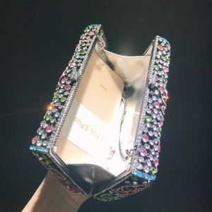 Elegante borsa da sera con strass a foglia e catena metallica removibile