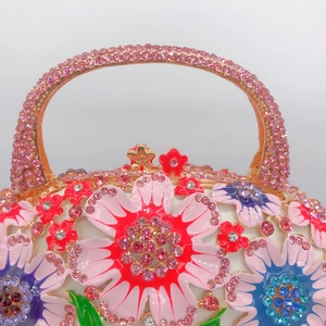 Détail de la pochette panier en émail floral avec strass roses et finitions colorées