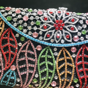 Squisita pochette da sera con motivo a foglie e strass colorati su base nera