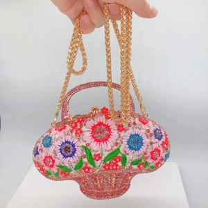 Vue détaillée du sac de soirée panier à fleurs en émail avec cristaux colorés et chaîne d'or