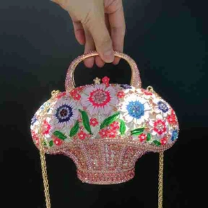 Détails de pochette panier avec pavé de cristaux floraux et poignée dorée élégante