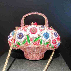 Détail de la pochette panier à fleurs avec strass multicolores et poignée dorée