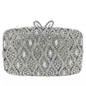 Pochette de soirée en strass argentés avec fermoir nœud et motifs géométriques