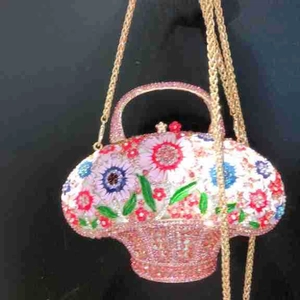 Détail d'une pochette panier avec fleurs en strass colorés et bandoulière chaîne dorée