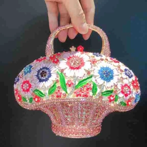 Détail d'un sac panier fleuri avec strass multicolores et poignée sertie de diamants roses