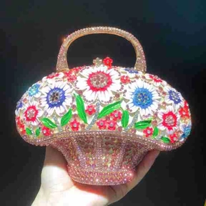 Gros plan de la pochette de soirée luxe en forme de panier avec fleurs en strass
