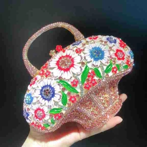 Détails de pochette de soirée en forme de panier avec cristaux colorés et marguerites