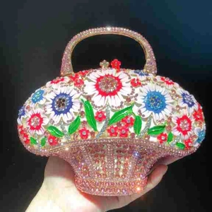 Détail d'une pochette panier de luxe ornée de fleurs en cristal et d'une poignée chic