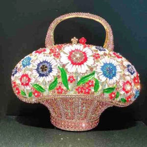 Gros plan détaillé d'une pochette panier à fleurs avec cristaux et fleurs en émail