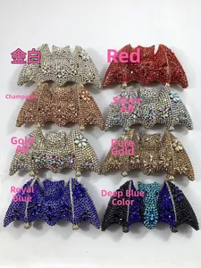 Détail des pochettes de soirée chauve-souris en huit couleurs de strass étincelants