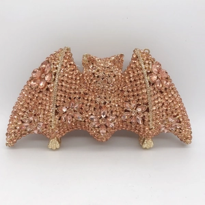 Sac de soirée chauve-souris or rose avec strass roses et détails de fleurs en cristal
