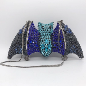Pochette de soirée chauve-souris gothique avec strass bleus brillants et chaîne