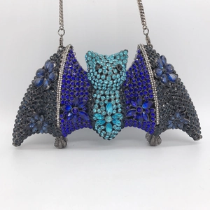 Pochette de soirée en forme de chauve-souris avec cristaux bleus et chaîne en métal
