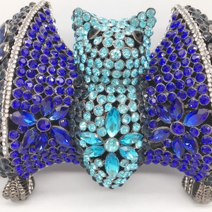 Gros plan sur les cristaux bleus et les détails d'ailes de chauve-souris de la pochette