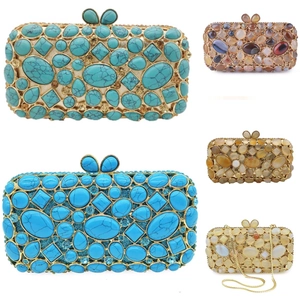 Dettaglio di pochette da sera vintage con texture in agata e cornice in metallo oro