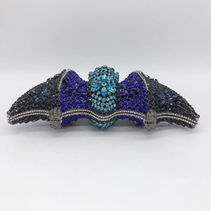 Détails de la pochette de soirée chauve-souris ornée de strass bleus et noirs complexes