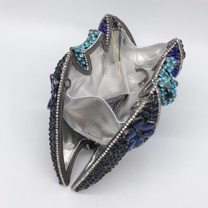 Détail de l'intérieur de la pochette chauve-souris avec sa bandoulière chaîne