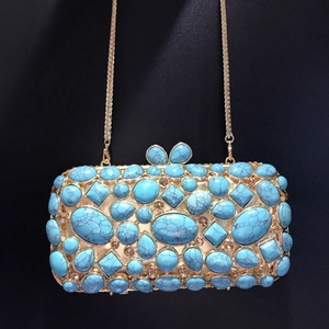 Pochette da sera turchese verde con montatura dorata e chiusura a foglia di cristallo
