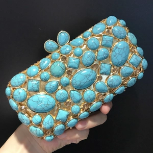 Elegante borsa da sera dorata con pietre turchesi intarsiate e chiusura a trifoglio