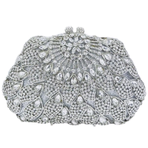 Vue détaillée de la pochette de soirée argentée avec motif floral en cristal et fermoir