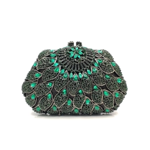 Détail de plumes de paon en cristal vert sur une pochette de soirée en strass noirs