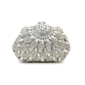 Détail d'une pochette de soirée argentée avec motifs floraux en strass et fermoir métal