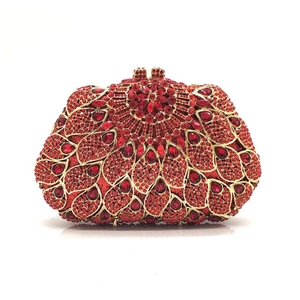 Vue détaillée de la pochette de soirée en cristaux rouges avec motifs floraux et base dorée