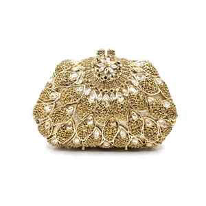 Vue détaillée de la pochette de soirée champagne doré avec motif floral en cristaux