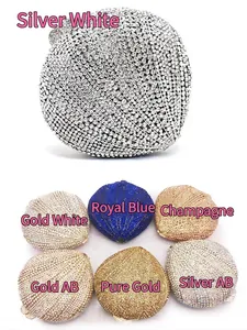 Détails macro d'une pochette en forme de cœur avec diverses options de strass colorés