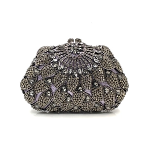 Détail du motif floral en strass violet et argenté sur la pochette de soirée de luxe
