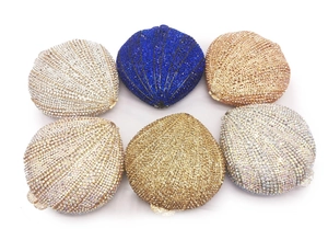 Vue détaillée de pochettes de soirée en forme de coquille aux six couleurs de strass