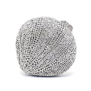 Détail macro de la pochette de soirée argentée en forme de coquillage sertie de strass