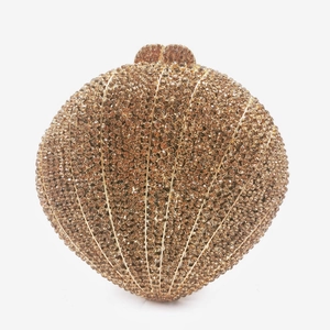 Pochette de soirée en forme de coquillage doré sertie de cristaux champagne étincelants