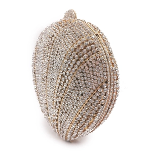 Détail de pochette de soirée luxe avec cadre doré et strass étincelants posés à la main