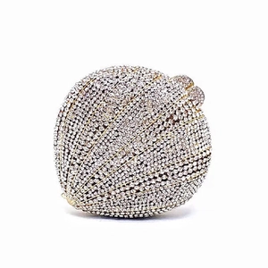 Détail de la pochette de soirée en forme de coquillage avec strass blancs et cadre doré
