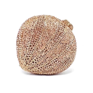 Vue détaillée de la pochette de soirée en forme de coquillage ornée de strass champagne