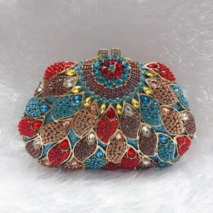 Pochette de soirée luxueuse ornée de cristaux colorés et motifs floraux élégants