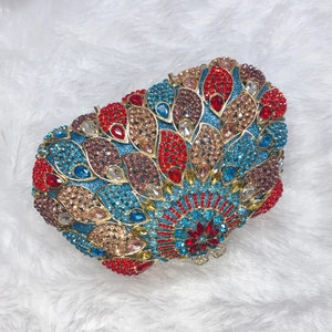 Pochette de soirée paon avec strass colorés sur métal doré et fermoir floral chic