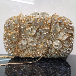 Pochette de soirée dorée avec motifs floraux creux en diamants et chaîne en métal