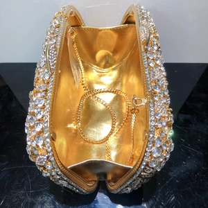Détail intérieur du sac de soirée floral évidé avec strass et chaîne dorée amovible