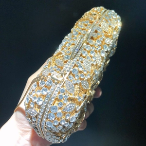 Détail de la pochette de soirée dorée avec cristaux floraux et incrustations de diamants