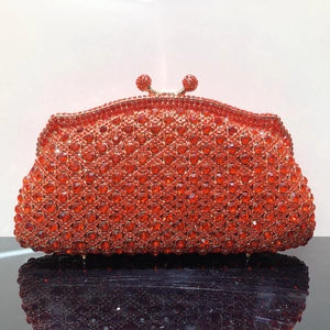 Pochette de soirée luxe en strass rouges avec motif losanges et fermoir cristal en métal